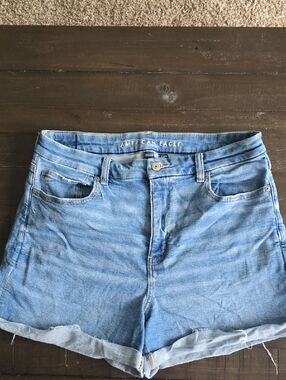 American Eagle Curvy Mom Short Light Blue Denim Shorts